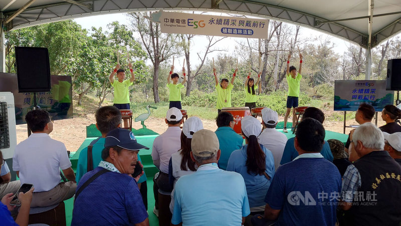 中華電信4日與農業部林業及自然保育署嘉義分署在布袋好美保安林(美漾森林)舉辦植樹造林活動,好美國小學生帶來擊鼓表演。中央社記者蔡智明攝 114年5月4日