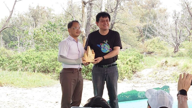 中華電信民國112年捐款新台幣1000萬元,參與農業部林業及自然保育署的認養造林計畫,4日與林業署嘉義分署在布袋好美保安林舉辦植樹活動,嘉義分署長李定忠(左)頒發感謝牌,由中華電信總經理林榮賜(右)代表接受。中央社記者蔡智明攝 114年5月4日