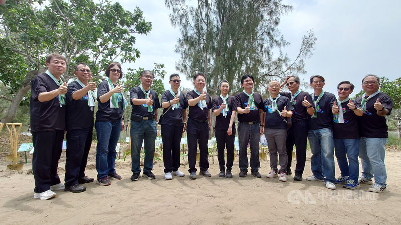 中華電信與農業部林業及自然保育署嘉義分署在布袋好美保安林舉辦「永續精採與戴前行」植樹活動,中華電信永續發展傳播大使戴資穎(右7)現場助陣。圖左6為中華電信董事長簡志誠。中央社記者蔡智明攝 114年5月4日