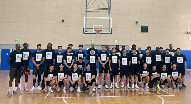 台灣職籃P.LEAGUE+總冠軍賽即將點燃戰火,由例行賽龍頭桃園璞園領航猿對戰台北富邦勇士,兩隊在4日媒體日穿上勇士助理教練梁兆亘(前排右5)自發性印製的T恤,替剴剴案發聲,強調兒虐零容忍,盼各界重視兒童保障及安全。中央社記者陳容琛攝 114年5月4日