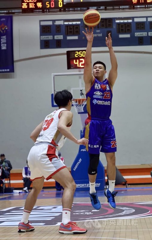 SBL超級籃球聯賽總冠軍賽採5戰3勝制,首戰旗開得勝的裕隆集團籃球隊,4日持續在板橋體育館與台灣銀行交手,裕隆本土球員藍少甫(右)貢獻12分,終場助隊以超過20分差收下勝利。中央社記者張皓安攝 114年5月4日