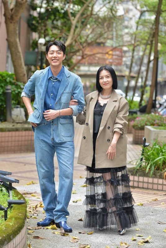 演員苗可麗(右)、蔡凡熙(左)4日出席節目「我們這一攤2」感恩餐敘,2人暢談擺攤人生以及團隊合作的過程。(華視、三立提供)中央社記者洪素津傳真 114年5月4日
