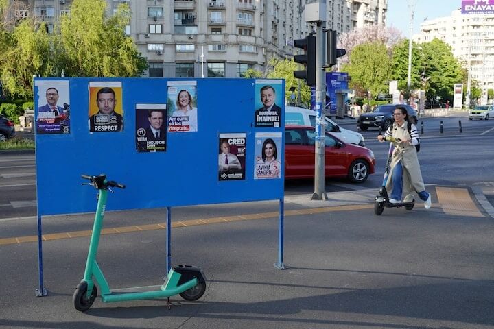 羅馬尼亞4日舉行第一輪總統選舉。圖為選前在街頭張貼的選舉海報。(路透社)