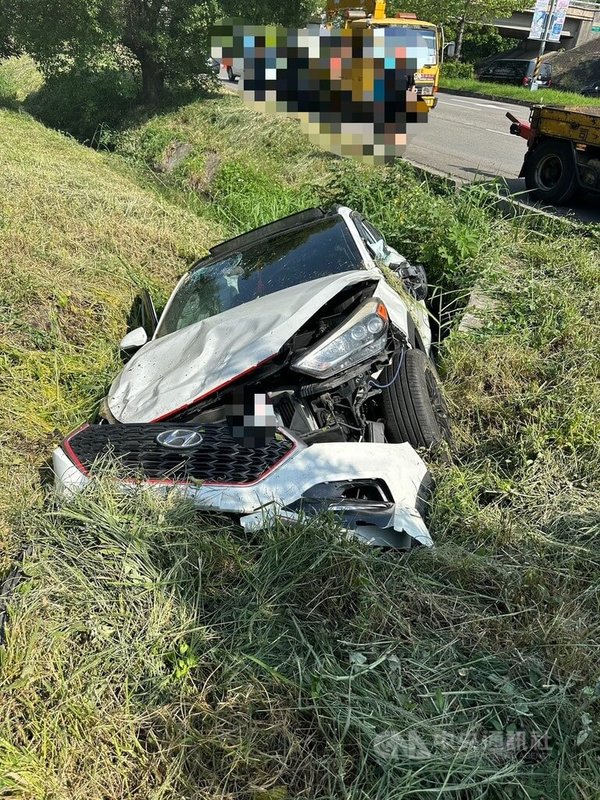 江姓男子4日開車行經國道1號台中交流道匝道時,因不明原因失控衝入邊坡,事故已排除,駕駛經酒測無飲酒情形,肇事經過及肇因警方將持續調查釐清。(翻攝照片)中央社記者蘇木春傳真 114年5月4日