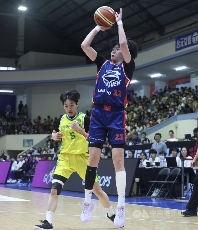 WSBL女子超級籃球聯賽總冠軍賽台元女籃與國泰女籃4日進行第2戰,台元女籃林蝶(右)進帳10分,最終仍無援助隊拿下勝利,以60比73吞敗。中央社記者張皓安攝 114年5月4日