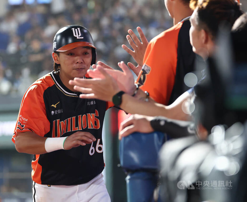中職統一7-ELEVEn獅隊4日打線發輝,團隊敲出14支安打,陳重廷(圖)單場5打點平生涯最多,率隊以13比2擊敗富邦悍將,獲選MVP。中央社記者張新偉攝 114年5月4日