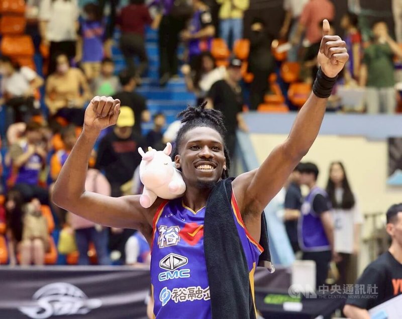 SBL超級籃球聯賽總冠軍賽採5戰3勝制,裕隆集團籃球隊洋將布蘭登(Brandon Moss)連續兩戰繳出超水準發揮,助隊取得聽牌優勢,他4日賽後帶著球隊吉祥物「小白馬」,熱情與場邊球迷互動。中央社記者張皓安攝 114年5月4日