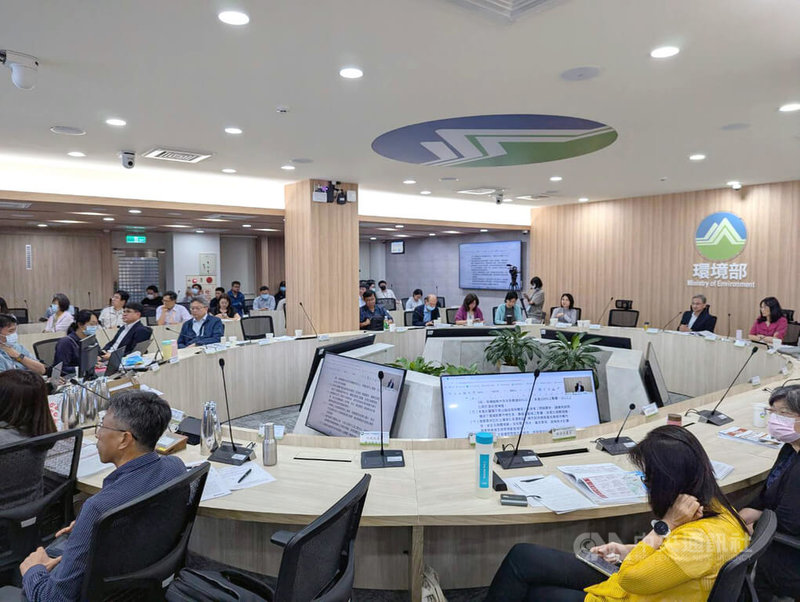 環境部5日舉辦高鐵延伸宜蘭環評初審會議,歷時逾6小時,環評委員最後提出15項建議,此案補充修正後再審。中央社記者張雄風攝 114年5月5日