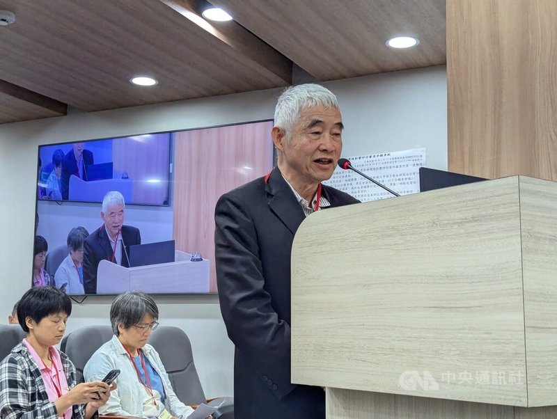 環境部5日舉辦高鐵延伸宜蘭環評初審會議。前交通部長賀陳旦(前)出席發言,指出本案送環評之前,沒有可行性審議的結論,是重大瑕疵。中央社記者張雄風攝 114年5月5日