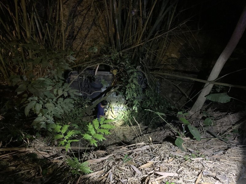 鍾姓男子與吳姓夫婦5日相約到高雄市美濃區茶頂山登山,晚間開車回程時,疑因不熟悉路況,不慎翻覆約3公尺深山坡;警方表示,車內3人經救難人員協助脫困,均有多處擦挫傷。(高雄市政府警察局旗山分局提供)中央社記者張已亷傳真 114年5月5日
