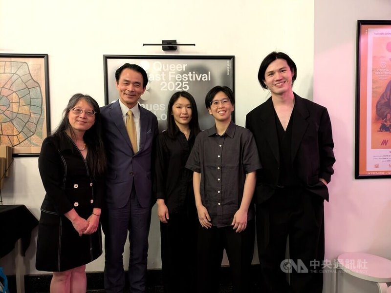 來自台灣的王裔(右1)2020年創辦英國「亞洲酷兒藝術節」,如今已在國際間建立口碑。藝術節1日放映台灣導演王品文(右2)與彭紫惠(右3)的電影「春行」,駐英副代表柳惠千(左2)及文化部駐英文化組代理組長林欣怡(左1)出席。中央社記者陳韻聿倫敦攝 114年5月5日
