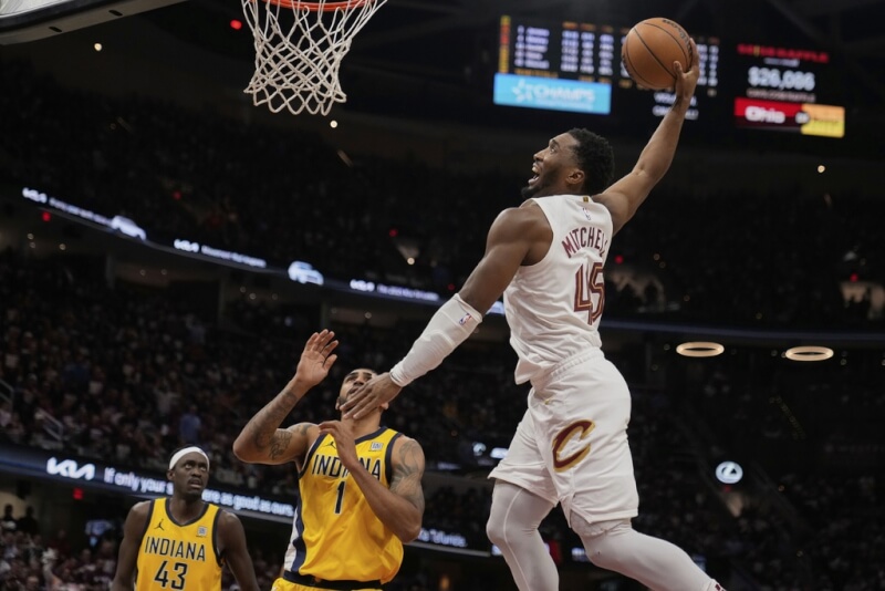 NBA克里夫蘭騎士球星密契爾(白衣球員)5日對上印第安那溜馬,攻下33分締造聯盟紀錄。(美聯社)