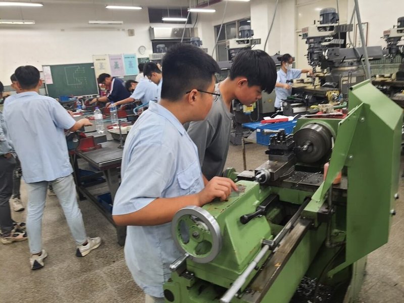 台中市東勢國中與東勢高工合作開設機械及動力機械職群課程,透過產學攜手培育豐厚的基礎人才。(國教署提供)中央社記者許秩維傳真 114年5月5日