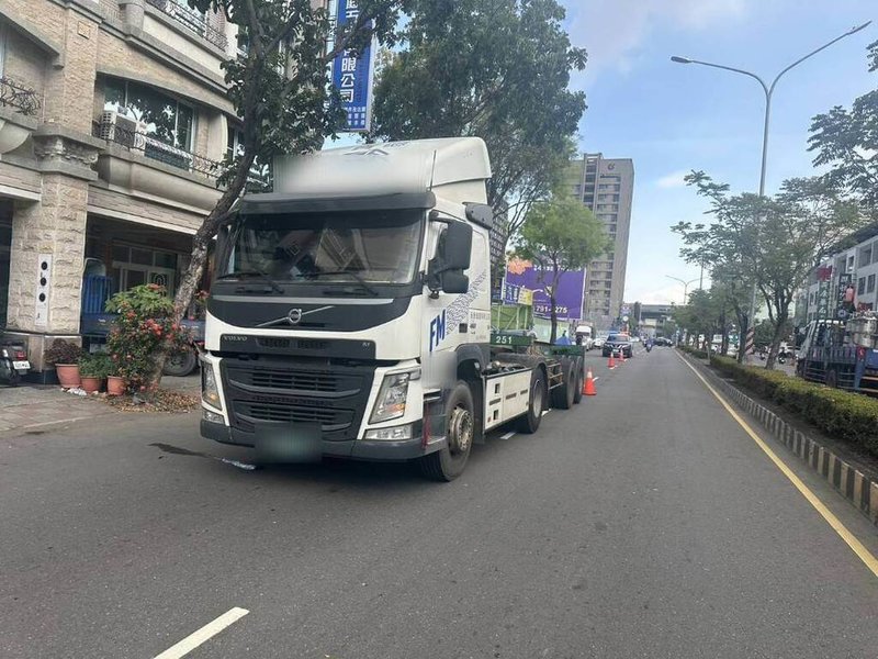 蘇姓男子5日上午駕駛聯結車行經高雄市鳳山區,疑似因視線死角,不慎與同向併行的黃姓機車騎士發生碰撞後,聯結車輾過黃男致頭部重創當場死亡;肇事原因尚待調查釐清。(高雄市警察局鳳山分局提供)中央社記者張已亷傳真 114年5月5日