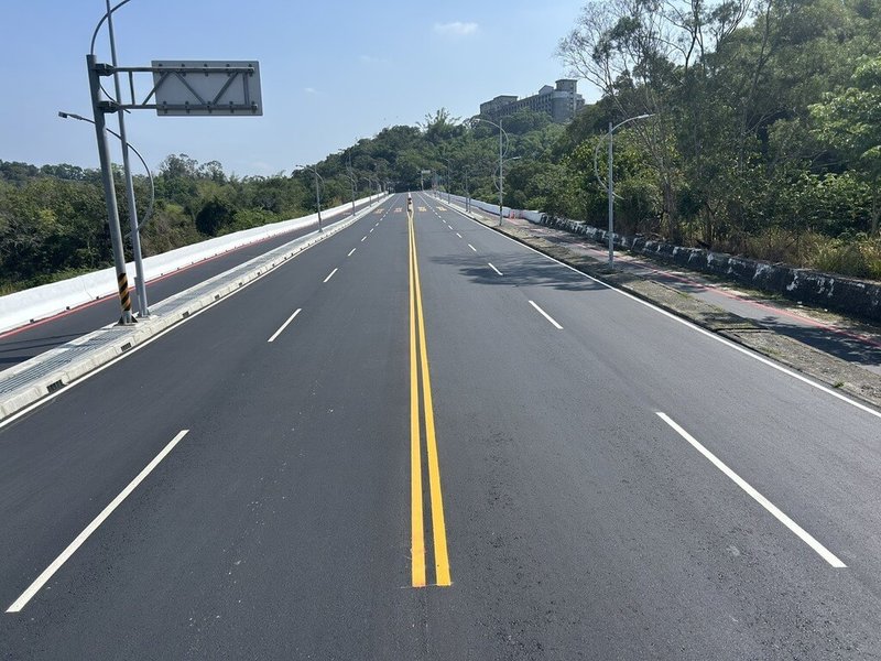 高雄市仁武區義大二路歷經2年施工,改善工程於民國114年5月完工,開放通行後,盼提高周邊觀光商圈及學區通行便利性。(高雄市工務局提供)中央社記者蔡孟妤傳真 114年5月5日