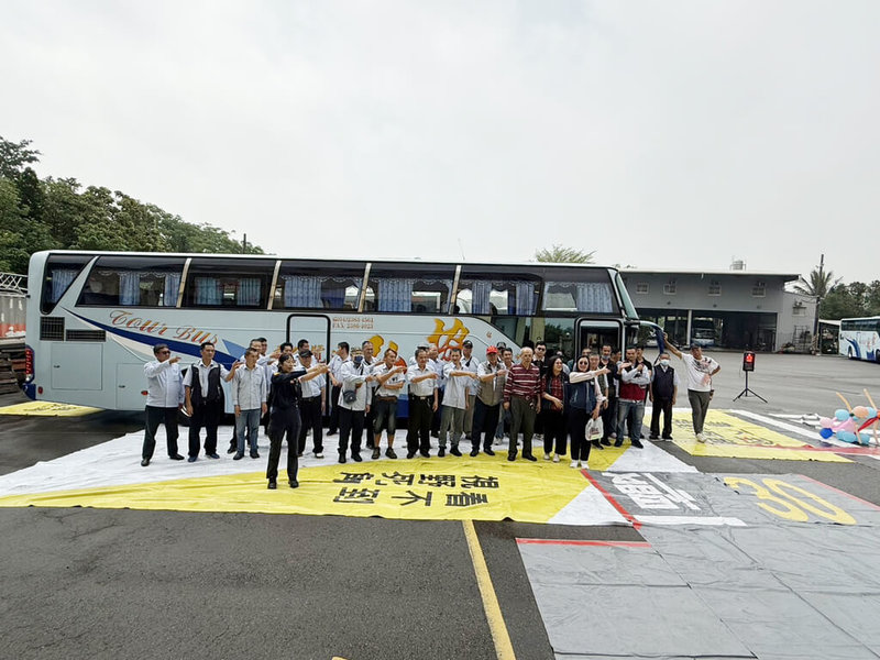 為深化大型車駕駛人交通安全觀念,台中市警察局交通警察大隊等5日辦「大型車駕駛安全」宣導活動,邀大型車、砂石車、運輸業者及客運業者參與。(警方提供)中央社記者郝雪卿傳真 114年5月5日