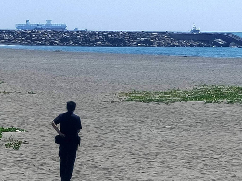 78歲蔡姓男子4日凌晨獨自到高雄市旗津區海岸釣魚,遲未返家且失去音訊,家屬報警求助;警方指出,目前尚未尋獲蔡男,初步研判蔡男可能意外落海,警消海巡等單位持續搜救中。(高雄市政府警察局鼓山分局提供)中央社記者張已亷傳真 114年5月5日