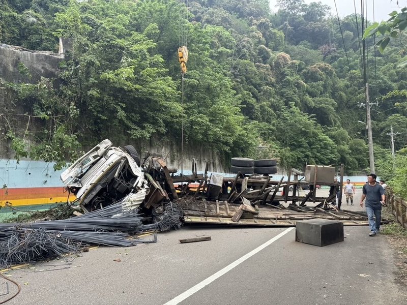 新竹縣竹東警分局5日表示,黏姓拖車駕駛因不熟路況受困寶山鄉1處道路動彈不得,吊車業者救援卻因脫鉤導致拖車翻落損毀,所幸無人傷亡,已於此路段擺放交通錐警示,提醒用路人。(讀者提供)中央社記者郭宣彣傳真 114年5月5日