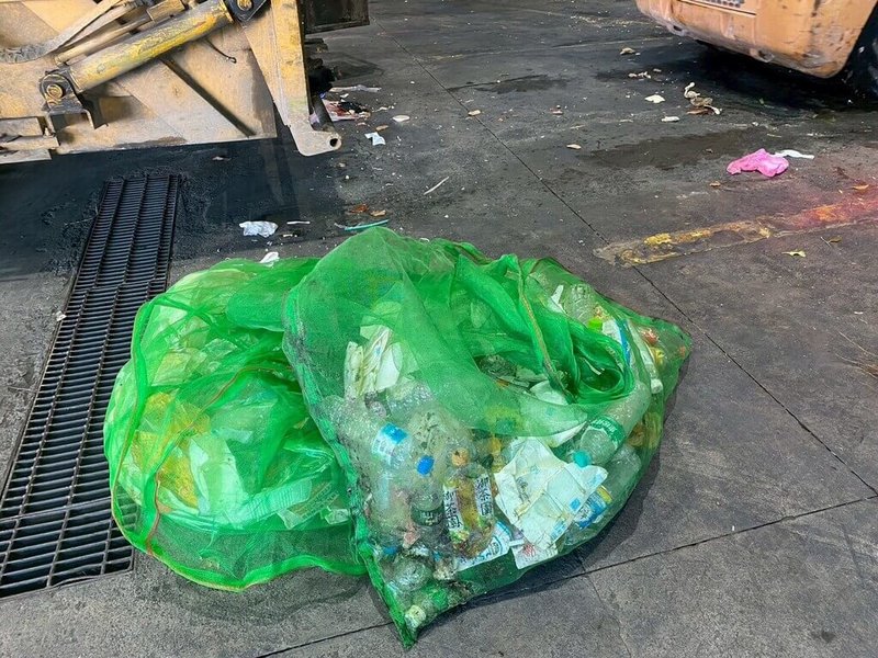 嘉義縣環境保護局表示,日前退運某市公所一輛垃圾車,因經破袋調查發現,所載的垃圾竟有228個資源回收物及22.3公斤廚餘,嚴重違反鹿草焚化廠廢棄物進場標準。(嘉縣環保局提供)中央社記者蔡智明傳真 114年5月5日