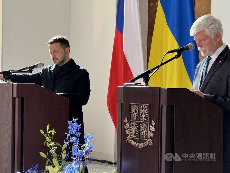 烏克蘭總統澤倫斯基訪捷,在4日布拉格城堡記者會上,澤倫斯基(左)讚揚由捷克主導的「彈藥倡議」,已為烏克蘭提供大量彈藥支持。中央社記者劉郁葶布拉格攝 114年5月5日