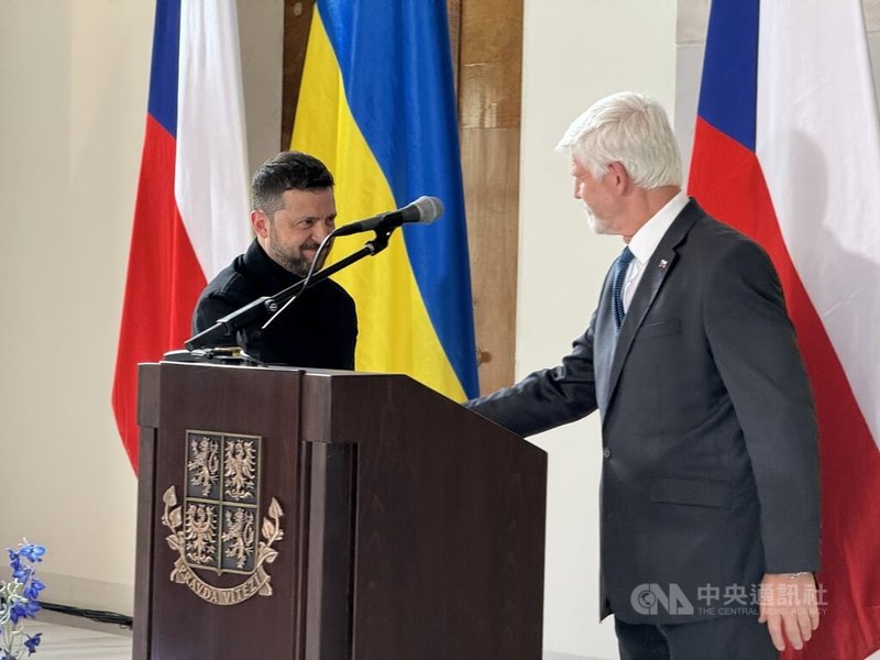 烏克蘭總統澤倫斯基訪問捷克,在4日記者會結束後,澤倫斯基(左)與捷克總統帕維爾(右)握手。中央社記者劉郁葶布拉格攝 114年5月5日