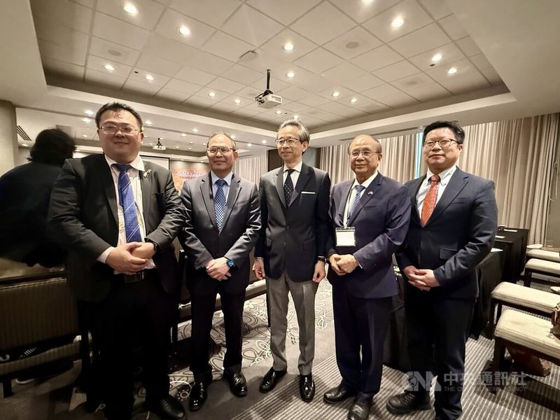 CPTPP貿易論壇主辦單位加拿大CPTPP委員會主委游宗熙(右2) 、協辦方多倫多台灣商會會長李滄偉(左1) 與駐加代表曾厚仁(左2)、駐多倫多辦事處長梁毅鵬(中)、駐多倫多台北文化中心主任藍柏青(右1) 合影。中央社記者胡玉立多倫多攝 114年5月5日