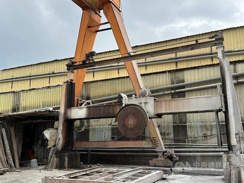 石材廠過去採用圓鋸片切鋸原石,但所產生的耗能、噪音、震動、廢棄物等缺點,均被自動化的「鑽石索鋸」取代,助達高效淨零目標。中央社記者李先鳳攝 114年5月5日