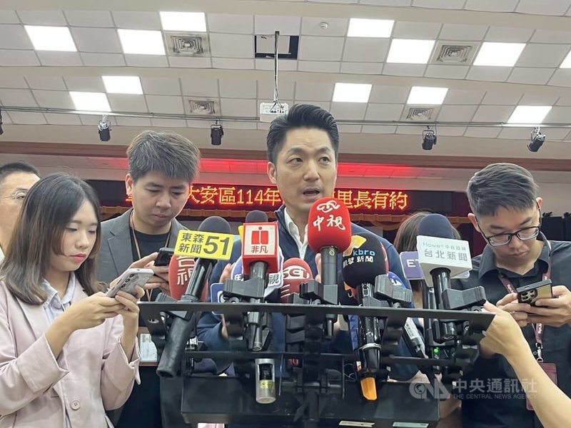 台北市長蔣萬安(右2)名列「網路溫度計」地方首長口碑聲量排行首位,熱門關鍵字是「魄力」。對此,蔣萬安表示,多數民眾希望政府能夠團結朝野,他就是反映基層民眾的心聲,「說我該說的、做我該做的」。中央社記者楊淑閔攝 114年5月5日