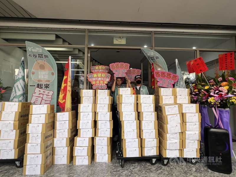台中市罷免國民黨立委二階連署,5日共4選區在截止日期前將連署書送到台中市選舉委員會。中央社記者郝雪卿攝 114年5月5日