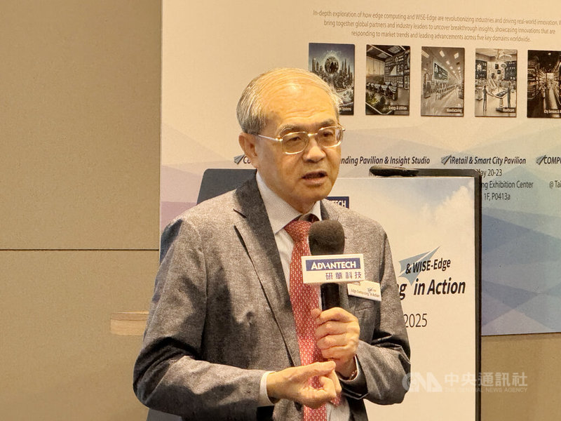 工業電腦廠研華5日舉行台北國際電腦展前記者會,董事長劉克振受訪表示,不會因為新台幣升值而向客戶漲價,研華利潤和EPS(每股盈餘)會降低,但還在可忍受範圍。中央社記者吳家豪攝 114年5月5日