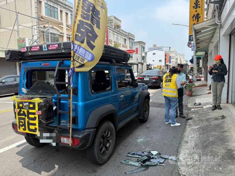苗栗縣罷免團體「苗栗國罷免立委連線」志工宣傳車5日上午在苑裡鎮遭砸,車輛多處玻璃破裂;警方循線找到涉案人38歲邱姓男子,依法偵辦。中央社記者魯鋼駿攝 114年5月5日