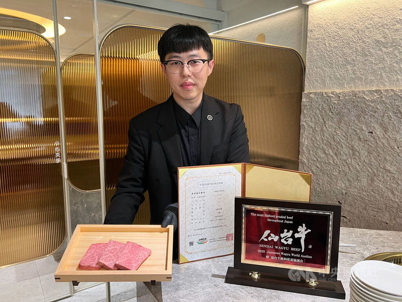 母親節將至,台中市餐飲業者紛紛祭出優惠,知名燒肉餐廳宣布5日起,平日點購任一套餐,加購母親節限定和牛套餐即享半價折扣。中央社記者郝雪卿攝 114年5月5日
