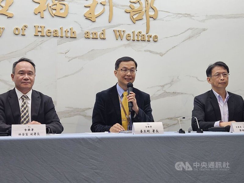 台灣擬開放日本全牛齡牛肉進口,衛福部食藥署長姜至剛(中)強調,日本已被世界動物衛生組織評為「風險可忽略」的最安全等級,攝食風險極低,審慎推動政策,無上路時程表。中央社記者陳婕翎攝 114年5月5日
