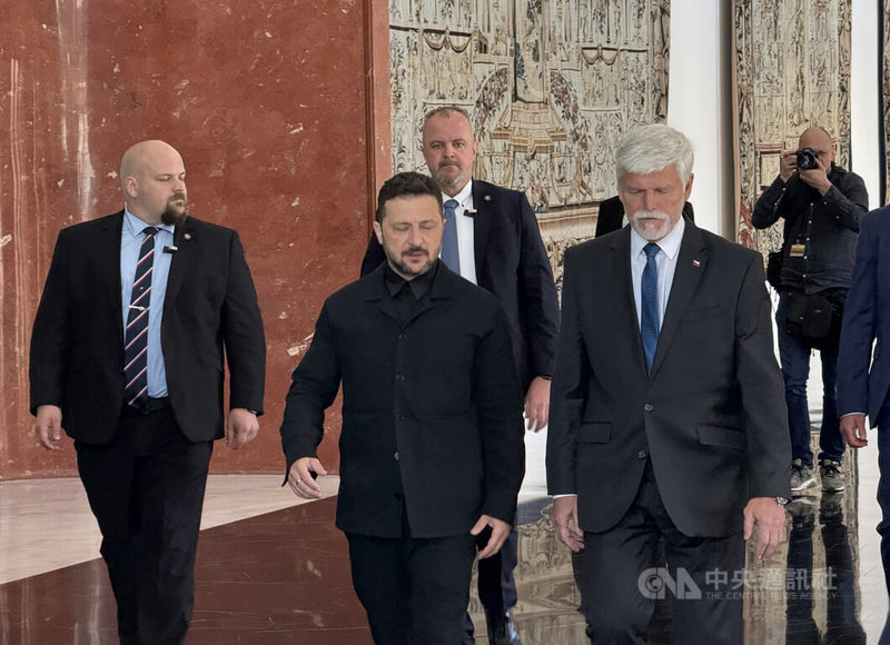 烏克蘭總統澤倫斯基(左)4日訪問捷克,並與捷克總統帕維爾(右)共同出席記者會。中央社記者劉郁葶布拉格攝 114年5月5日