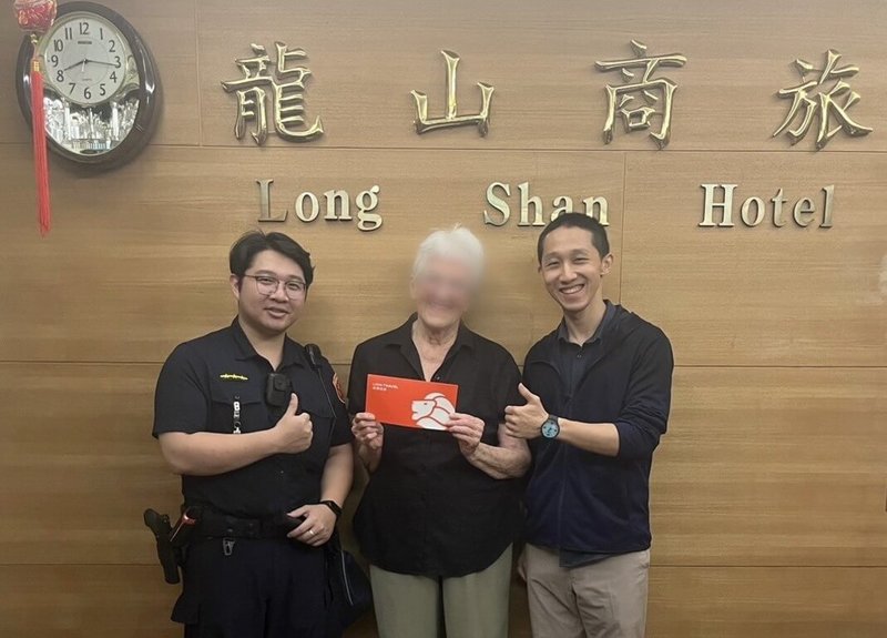 85歲美國籍婦人對台北龍山寺心生嚮往,近日隻身來台觀光,因家庭成員過世,臨時要前往馬來西亞但手機操作發生問題無法訂票,向萬華警分局求助,終於順利購得機票。(台北市警察局萬華分局提供)中央社記者黃麗芸傳真 114年5月5日