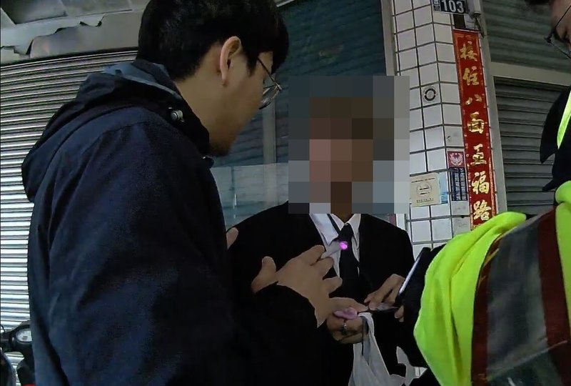 馬來西亞籍卓姓男子以日薪1000馬來幣(約新台幣7000元)到台灣當詐團車手,警方日前展開誘捕行動,當場逮捕,依法送辦。(民眾提供)中央社記者趙麗妍傳真 114年5月5日