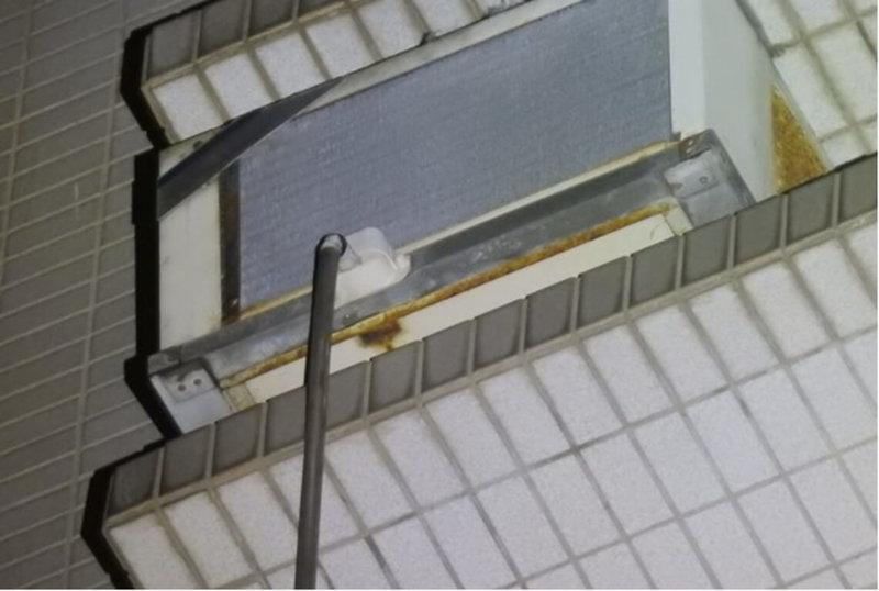 高雄市政府環保局指出，冷氣機滴水問題為集合式住宅常見公害陳情案件，呼籲民眾應儘早檢查與維修冷氣設備，避免因冷氣排水未妥善處理導致滴水外漏，影響環境衛生，也可能遭鄰里檢舉並面臨罰鍰，共同守護宜居環境。（高雄市政府環保局提供）中央社記者張已亷傳真  114年5月5日