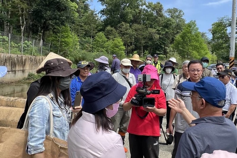 埔里農莊私設4座攔砂壩違反水土保持法,第1座部分拆除,其餘3座遲未改善,居民5日參加會勘時,要求立即依法開罰、限期1週拆除,再不改善,連續裁罰每次新台幣30萬元。(守護台灣白魚永續棲地自救會提供)中央社記者蕭博陽南投縣傳真 114年5月5日
