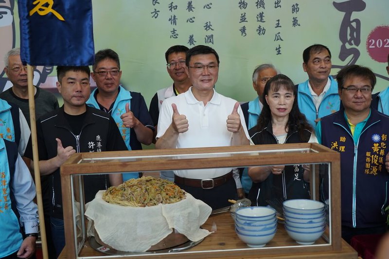 適逢農曆二十四節氣中的立夏,鹿港鎮長許志宏(前右3)5日在鹿港鎮公所1樓中庭化身廚師,製作瓠仔炒麵分送給公所員工以及來洽公的民眾,推廣立夏吃夏麵的傳統習俗。(鹿港鎮公所提供)中央社記者吳哲豪傳真 114年5月5日