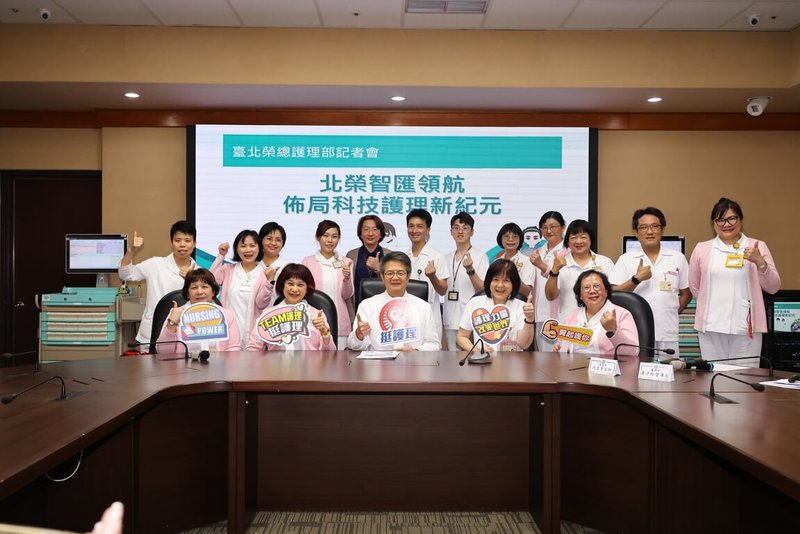 為減輕護理師工作負荷,台北榮總研發AI輔助護理紀錄書寫、語音輸入與即時翻譯、科技輔助給藥作業及全人護理指導智慧地圖等工具,協助提升護理師臨床作業效率,5日舉行記者會發表研發成果。(北榮提供)中央社記者曾以寧傳真 114年5月5日