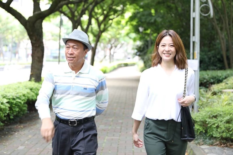 演員游安順(左)睽違5年再度回到8點檔的懷抱,在戲劇「好運來」飾演一名充滿傳奇色彩的藥品企業家,化身「賣藥奇才」,演員蘇晏霈(右)則稱讚對方戲感超準,很期待一起拍戲。(民視提供)中央社記者洪素津傳真 114年5月5日
