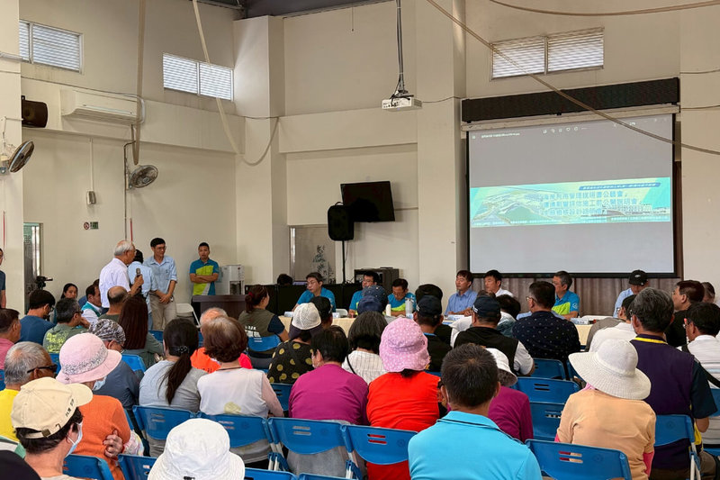 經濟部水利署規劃興辦台南海水淡化廠,5日與台南市政府在將軍區合辦公聽會及說明會,會中民眾發言踴躍。(南區水資源分署提供)中央社記者楊思瑞台南傳真 114年5月5日