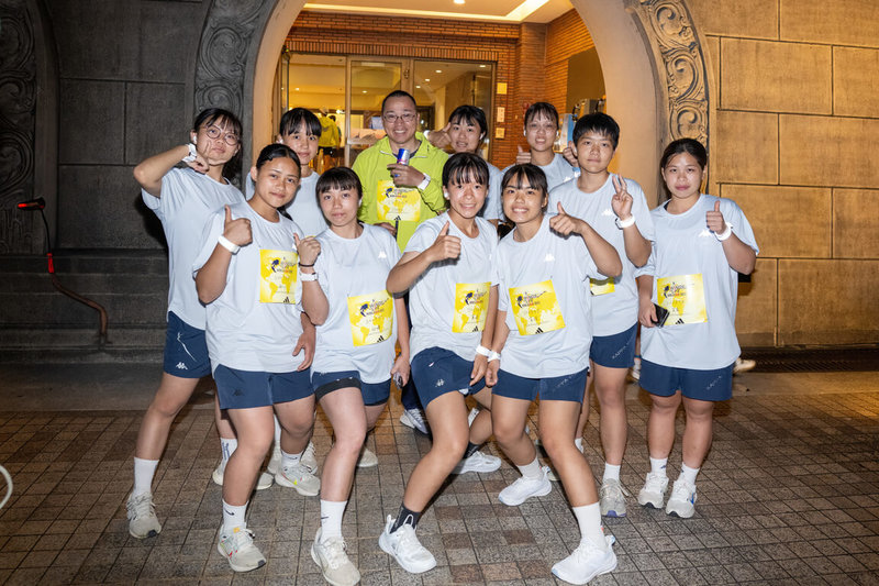 景美女中拔河隊教練郭昇(黃衣者)4日帶領學校拔河隊參與第12屆Wings for Life全球路跑賽,參與公益活動不遺餘力。(Red Bull提供)中央社記者黎建忠傳真 114年5月5日