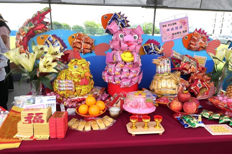 「2025頭份四月八 頭份藝神趣」青年爐主創意供桌迎媽祖競賽活動5日在苗栗縣六合綜合運動場熱鬧舉行,多組學生團隊齊聚拚創意,用心布置迎神供桌,傳承客家文化。(客委會提供)中央社記者魯鋼駿傳真 114年5月5日