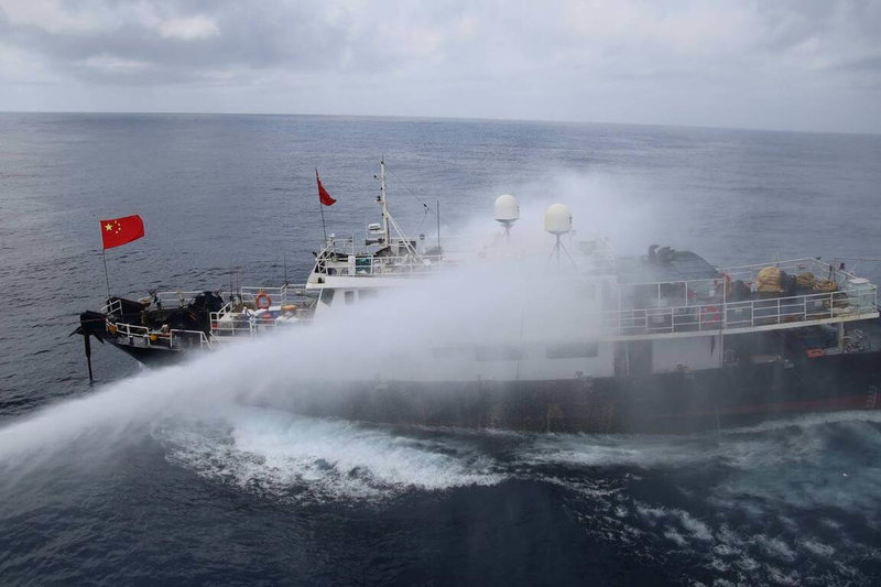 海洋委員會海巡署台中艦、巡護九號日前執行東沙海域巡弋任務時,發現有艘中國籍漁船違法進入東沙海域,台中艦立即以水砲強勢將其驅離。(海巡署提供)中央社記者黃麗芸傳真 114年5月5日