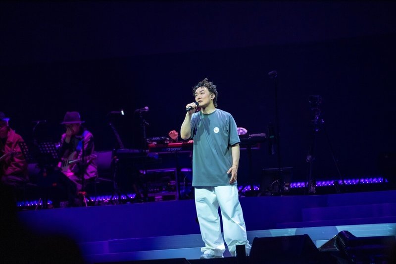 香港歌手陳奕迅(圖)首次在日本開唱,對於4日上午日本發生地震,他反而較擔心百日咳疫情,「所以我這次來到東京也很少外出,小心保護自己,免得影響演出,完成演出後便放下心頭大石,終於可以和家人外出吃拉麵」。(環球音樂提供)中央社記者王心妤傳真 114年5月5日
