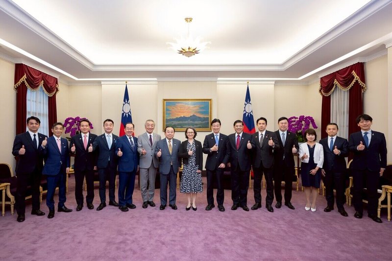 副總統蕭美琴(中)5日接見日本前經濟產業大臣西村康稔一行。(總統府提供)中央社記者葉素萍傳真 114年5月5日