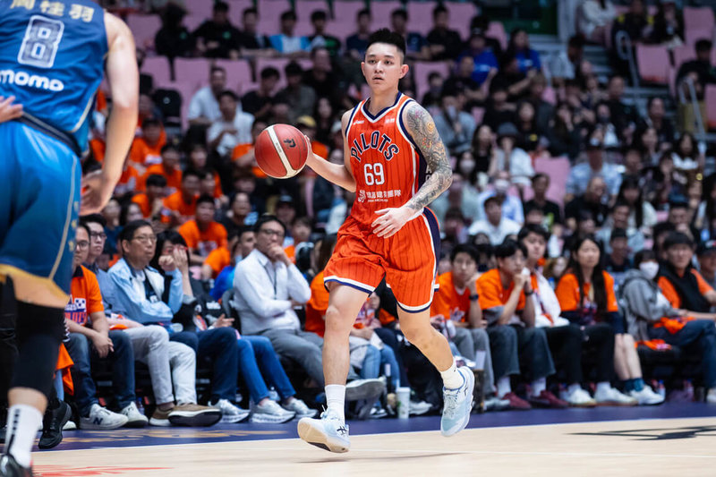 台灣職籃P.LEAGUE+ 桃園璞園領航猿5日於主場迎戰台北富邦勇士,然而在本土球星盧峻翔(持球者)得分熄火、僅進帳5分情況下,在總冠軍賽首戰以76比78落敗。(PLG提供)中央社記者陳容琛傳真 114年5月5日