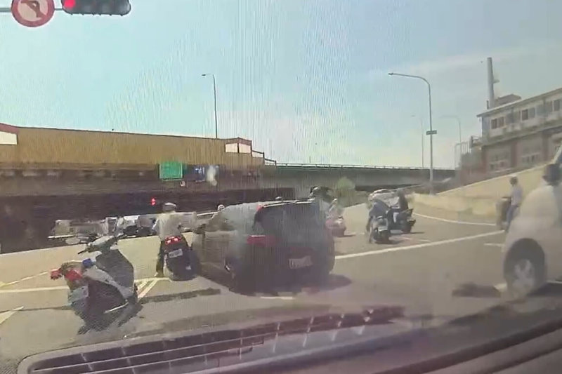 台南警方5日根據情資圍捕詐騙案件嫌疑人時,遭對方駕車衝撞,涉案車輛在國道1號仁德交流道入口附近還衝撞民眾車輛逃逸。(讀者提供)中央社記者楊思瑞台南傳真 114年5月5日