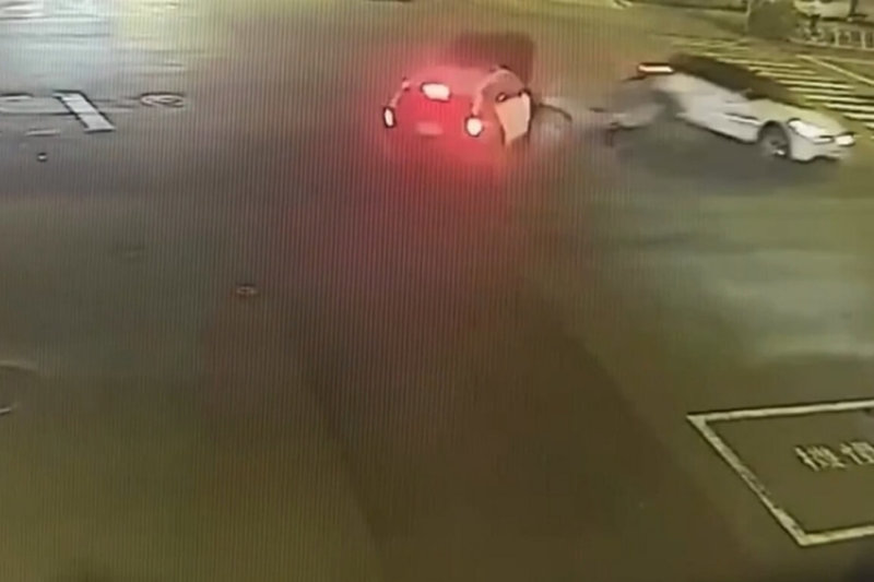 台南市1輛警用巡邏車5日晚間前往處理案件途中,在安平區永華路與育平路口與1輛多元計程車發生車禍,3名員警及計程車駕駛、2名乘客受擦挫傷送醫。(讀者提供)中央社記者楊思瑞台南傳真 114年5月5日